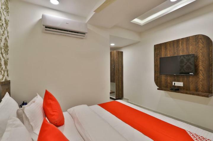 Hotel Pathik Villa 아흐메다바드 외부 사진
