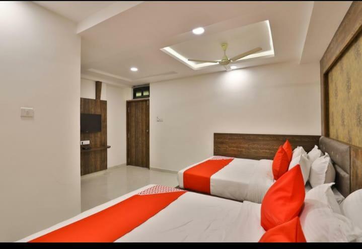 Hotel Pathik Villa 아흐메다바드 외부 사진
