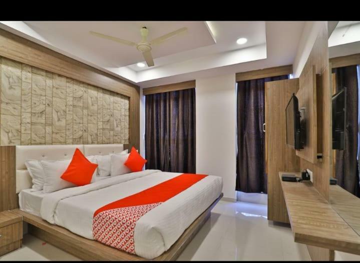 Hotel Pathik Villa 아흐메다바드 외부 사진