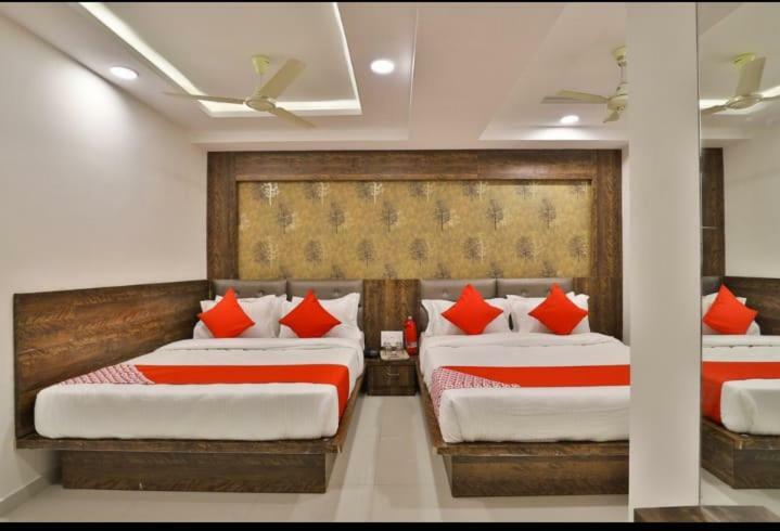 Hotel Pathik Villa 아흐메다바드 외부 사진
